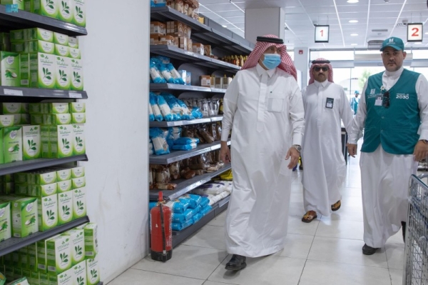 Al-Qasabi inspected the wholesale markets for vegetables and fruits; meat and fish sales centers.