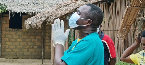 A health worker in Motema Pembe area prepares for a household decontamination in Mbandaka, Democratic Republic of the Congo. — courtesy WHO