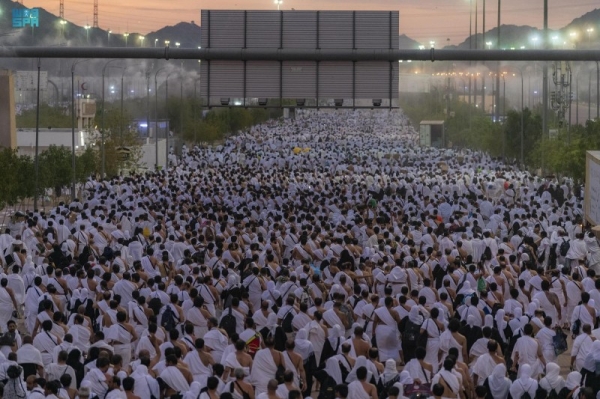 The Hajj pilgrims started the ritual of staying overnight at the Holy Site of Muzdalifah after descending from Arafat.