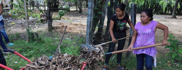 Women in Rio Negro preparing the soil for planting. — courtesy UNHCR/Diego Moreno