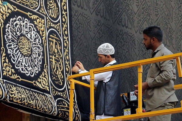 A  team of 166 technicians and craftsmen will handle the replacement process of the Kaaba Kiswah on Saturday.
