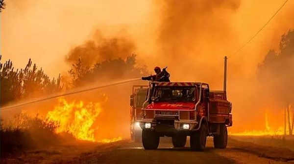 Firefighters tackling a blaze near Hostens, south of Bordeaux, southwestern France, Wednesday.