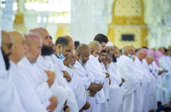 Saudi Arabia allows holders of tourist, commercial visas to perform Umrah