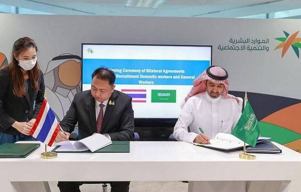 Saudi Human Resources and Social Development Minister Ahmad Sulaiman Al Rajhi and Thai Labor Minister Suchart Chomklin sign a memorandum of understanding on the export of Thai labor in Riyadh in March this year (file photo). 