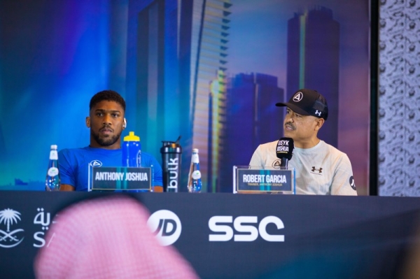 Amid singing, dancing and deep talk, Usyk and Joshua address pre-fight press conference