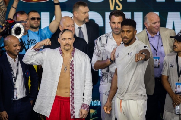 Oleksandr Usyk and Anthony Joshua after standing on the top of the scale. — (Picture: Omar Hassan)