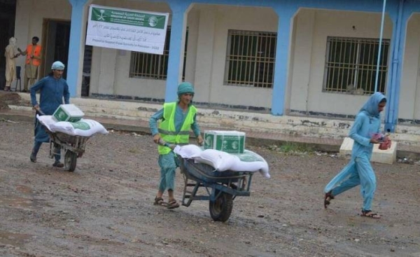 KSrelief distributes 2,070 food baskets in Pakistan