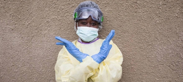 An Ebola health worker signals that people in the Democratic Republic of the Congo should not be scared of doctors but rather the deadly disease itself. (August 2019).