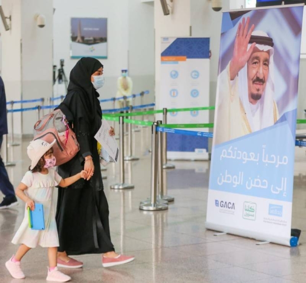 The General Directorate of Passports (Jawazat) announced the possibility of transferring the child’s visit visa, who is under 18 years of age, to a Muqeem identity card (Iqama) if the parents hold regular residency.