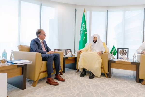 Justice Minister Walid Al-Samaani met at his office in Riyadh Dr. Christophe Bernasconi, the Secretary General of the Hague Conference on Private International Law (HCCH), where they discussed enhancing legal cooperation between the two sides.