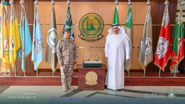 Assistant Minister of Defense for Executive Affairs Dr. Khaled Al-Biyari visited on Friday the Command of Madinah Region and Prince Sultan Armed Forces Hospital within the framework of the “Together” program aiming to achieve best practices in the Ministry's work environment.
