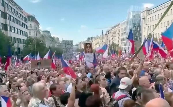 70 000 Čechů vyšlo do ulic proti vládě, EU a NATO