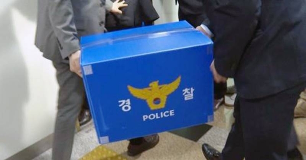 This file photo shows police officers raiding Seongnam City Hall on May 2, 2022, as part of their reinvestigation into donation suspicions surrounding Seongnam FC. — courtesy Yonhap