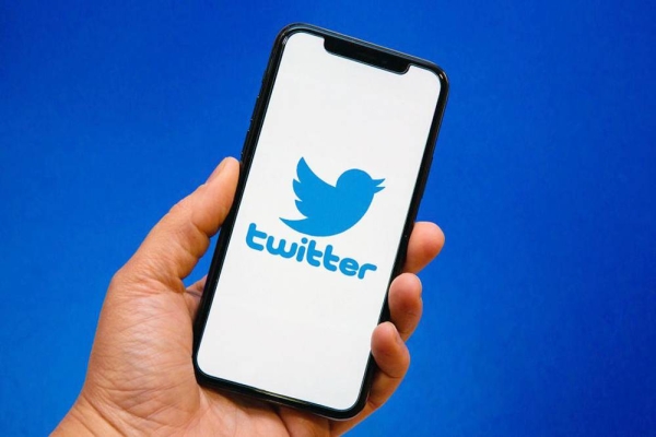 Twitter's shareholders have voted to approve a deal with Elon Musk to buy the company for $44 billion (£38 billion).

