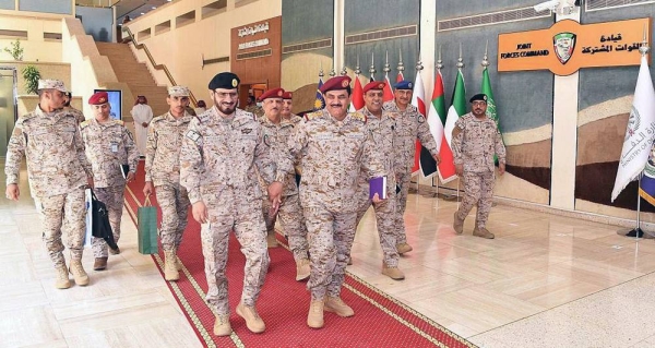 Commander of the Joint Forces and Deputy Chief of the General Staff Gen. Mutlaq Bin Salim Al-Azima receives Yemeni Minister of Defense Lt. Gen. Mohsen Bin Muhammad Al-Daari in Riyadh on Wednesday.