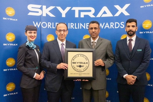 Bander Almohanna, CEO of flynas receiving the award. 