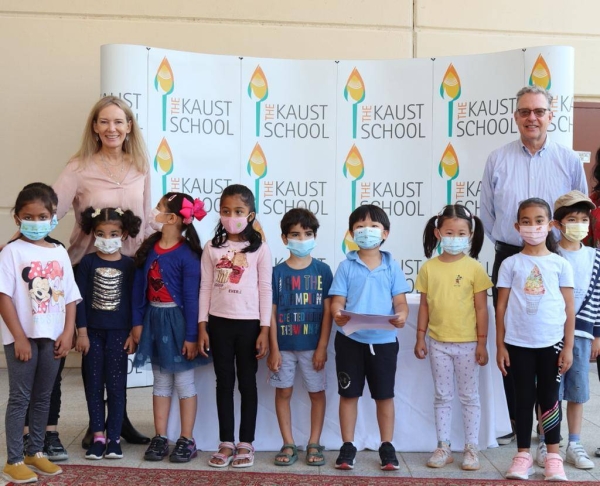 TKS Director Dr. Michelle Remington and CDA Director Professor Rod A. Wing pose with kindergarten students who participated in the garden design competition of the Edible School Garden Project.