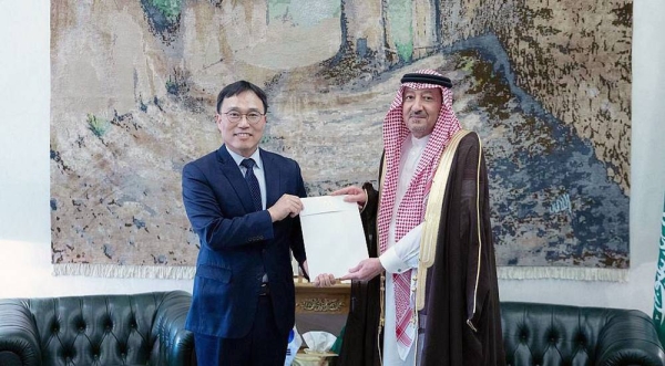 Vice Foreign Minister Eng. Waleed Bin Abdulkarim Al-Khuraiji received the written messages frpm South Kprean Ambassador Park Joon-yong at the ministry's headquarters Monday.
