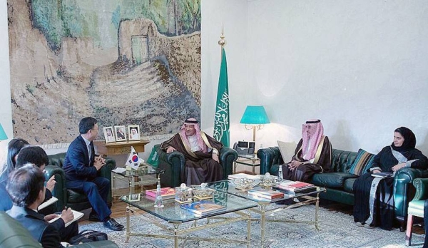 Vice Foreign Minister Eng. Waleed Bin Abdulkarim Al-Khuraiji received the written messages frpm South Kprean Ambassador Park Joon-yong at the ministry's headquarters Monday.
