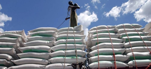 Workmen at Dar Es Salaam harbour loading bags of wheat destined for Central Africa (file). — courtesy FAO/Giuseppe Bizzarri