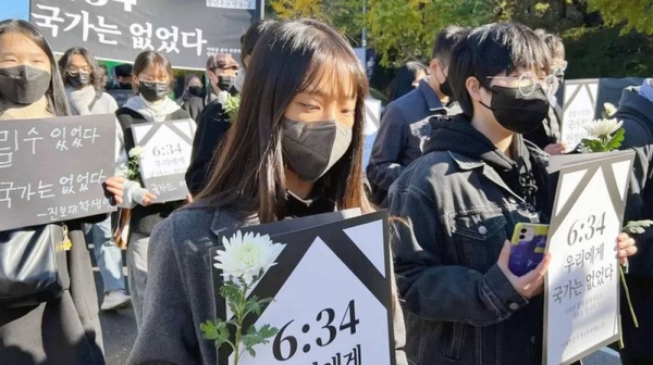 Protesters near the site of the crush in Itaewon held banners that read: “At 6:34 the country was not there [for the victims]”. — courtesy photo