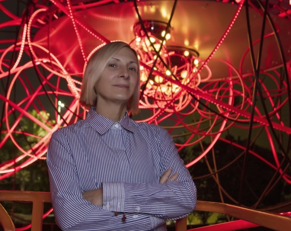 Riyadh’s sunrise, sunset and desert dunes were the inspiration to create AMPLEXUS, famous artist Grimanesa Amorós said while explaining her artwork, which is being displayed at Noor Riyadh 2022.