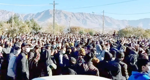 Mourners chant anti-government slogans at the funerals of two protesters in Javanroud, Bahaadin Vaisi and Irfan Kakai, Monday. — courtesy Hengaw