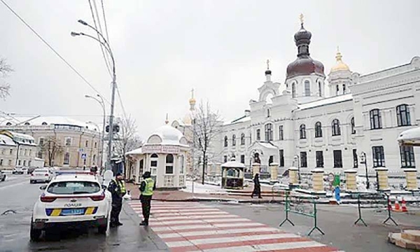 Ukraine’s security service (SBU) has raided the main Orthodox Christian monastery in Kyiv over suspected links to Russia.
