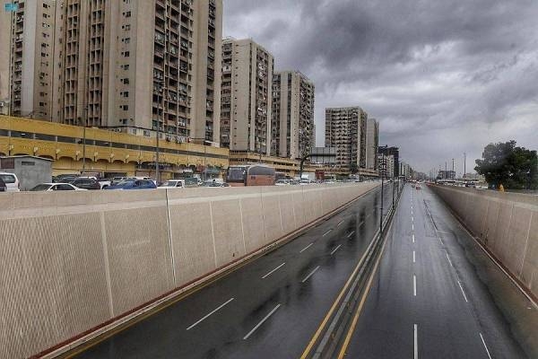 National Center of Meteorology warned of torrential rain and surface winds to hit the governorates of Jeddah and Rabigh on Wednesday. 

