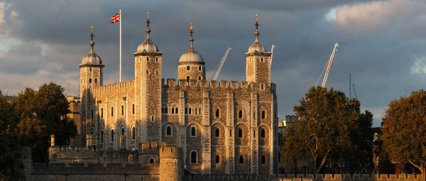 The St Edward's Crown replaced a medieval version, thought to have dated back to the 11th Century reign of Edward the Confessor which was melted down in 1649.