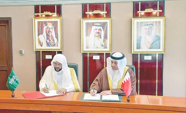 Minister of Islamic Affairs, Call and Guidance Sheikh Dr. Abdullatif Bin Abdulaziz Al-Sheikh and Bahraini Minister of Justice, Islamic Affairs and Waqf Nawaf Bin Mohammed Al Maawda in Manama Thursday signed an executive program for a memorandum of understanding (MoU) between the two ministries.