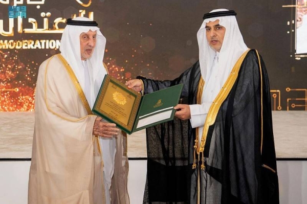 Prince Khaled Al-Faisal honors Dr. Abdullah Al-Ghamdi, president of the Saudi Data and Artificial Intelligence Authority (SDAIA), on Wednesday.