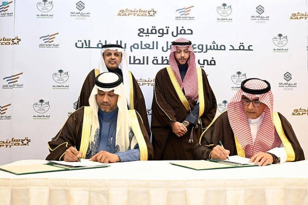 Taif Municipality signed on Monday two contracts worth SR100 million for the public bus transport project in Taif.