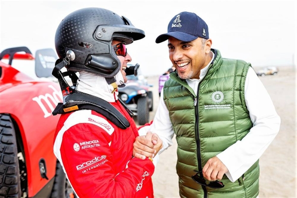 Prince Khalid Bin Sultan Al-Abdullah Al-Faisal, président of Saudi Automobile & Motorcycle Federation and Saudi Motorsport Company, talks to Terranoa Orlando (Arg), Bahrain Raid Extreme, BRX, Prodrive Hunter, during the Stage 1 of the Dakar 2023 around Sea Camp. — courtesy Photo Julien Delfosse / DPPI