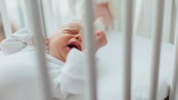 A Saudi court sentenced a Saudi woman health practitioner, who is convicted of assaulting 11 newborn babies, to five years in prison and a whopping fine amounting to SR100,000.