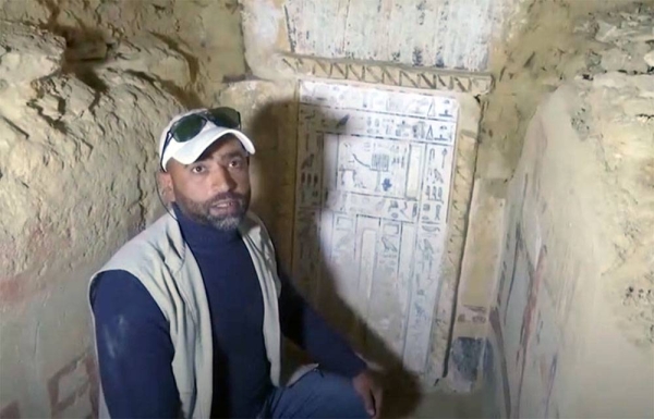 Egypt discovers tombs and sarcophagus in new dig
