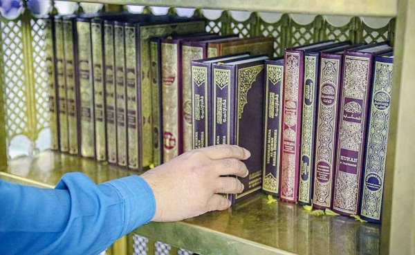 The General Presidency for the Affairs of the Two Holy Mosques has provided the shelves and cabinets inside the Grand Mosque with Holy Qur’an copies to be within reach of the Grand Mosque visitors.