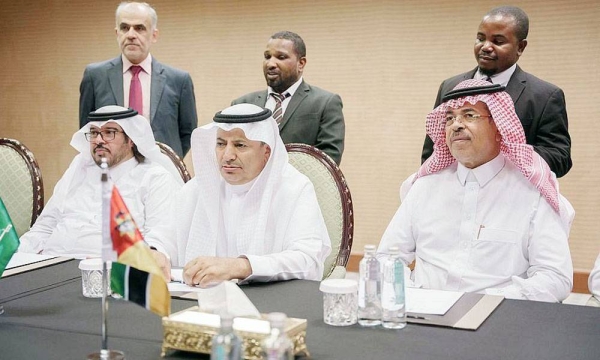 The Federation of Saudi Chambers President Hassan Bin Mujib Al-Huwaizi, and a number of Saudi businessmen met in Riyadh Sunday with the ministers of agriculture and public works and deputy ministers of finance, energy and mineral resources from Mozambique.