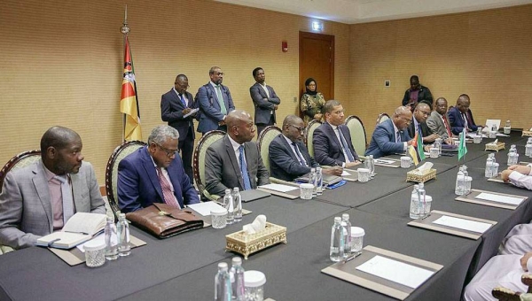 The Federation of Saudi Chambers President Hassan Bin Mujib Al-Huwaizi, and a number of Saudi businessmen met in Riyadh Sunday with the ministers of agriculture and public works and deputy ministers of finance, energy and mineral resources from Mozambique.