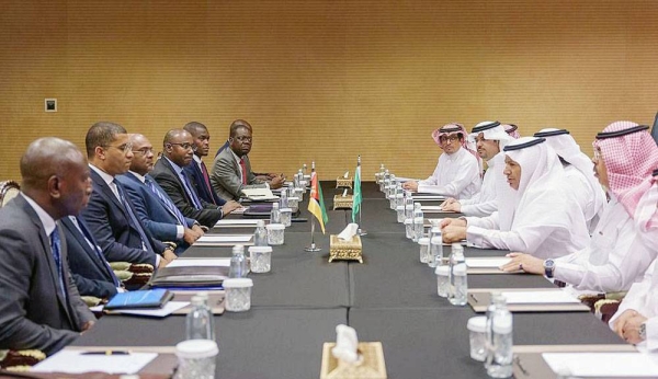 The Federation of Saudi Chambers President Hassan Bin Mujib Al-Huwaizi, and a number of Saudi businessmen met in Riyadh Sunday with the ministers of agriculture and public works and deputy ministers of finance, energy and mineral resources from Mozambique.