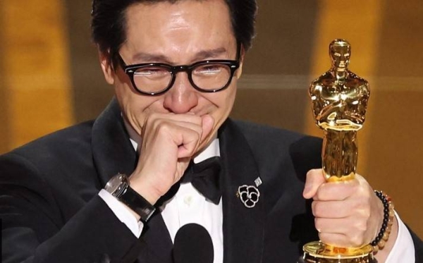 Ke Huy Quan makes an emotional speech