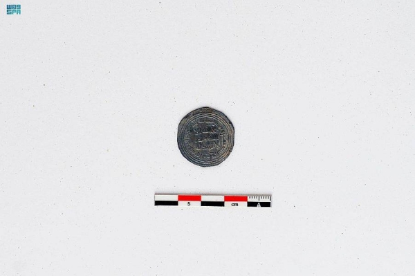 The Heritage Commission announced on Wednesday that it has found an Umayyad coin dating back to the year 85 AH in the Halit archaeological site in Dawadimi Province in Riyadh Region.