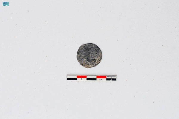 The Heritage Commission announced on Wednesday that it has found an Umayyad coin dating back to the year 85 AH in the Halit archaeological site in Dawadimi Province in Riyadh Region.