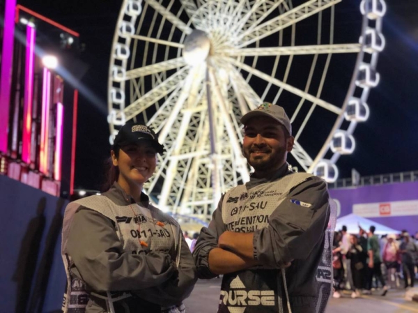 Khalid and Sarah Al-Qashqari challenge the danger of cars’ speeding by while staying behind the barriers of the Formula 1 STC Saudi Arabian Grand Prix to support the champions, F1 drivers.