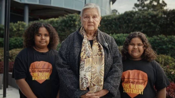 Uluru Dialogue co-chair Pat Anderson with two girls wearing Uluru Statement shirts.