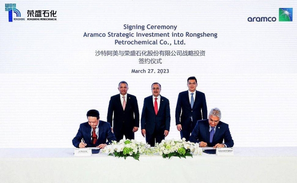 Amin H. Nasser, Aramco President & CEO (center), attends the signing ceremony for Aramco’s acquisition of a 10% interest in Rongsheng Petrochemical Co. Ltd. Mohammed Y. Al Qahtani, Aramco Executive Vice President of Downstream (sitting right), and Li Shuirong, Rongsheng Chairman (sitting left), signed the documents in the presence of Anwar Al Hejazi, Aramco Asia President (standing left) and Xiang Jiongjiong, Rongsheng CEO (standing right).