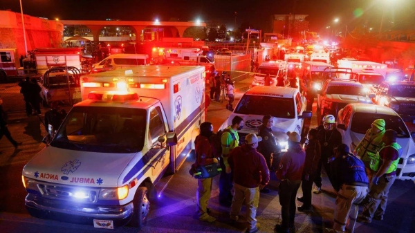 Mexican authorities and firefighters remove injured migrants, mostly Venezuelans, from the National Migration Institute building after a fire, in Ciudad Juarez, Mexico March 27, 2023