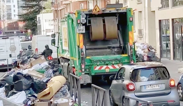 Rubbish on the streets of Paris is being removed after the rubbish collection strike in Paris was suspended.