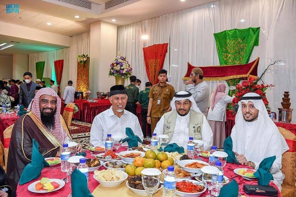 Arab Saudi memiliki meja Iftar terpanjang di Indonesia di Patang