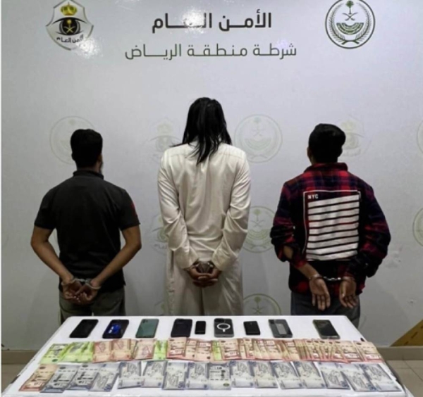 Riyadh Police has arrested 3 expatriates for stealing gold and jewelry stores.